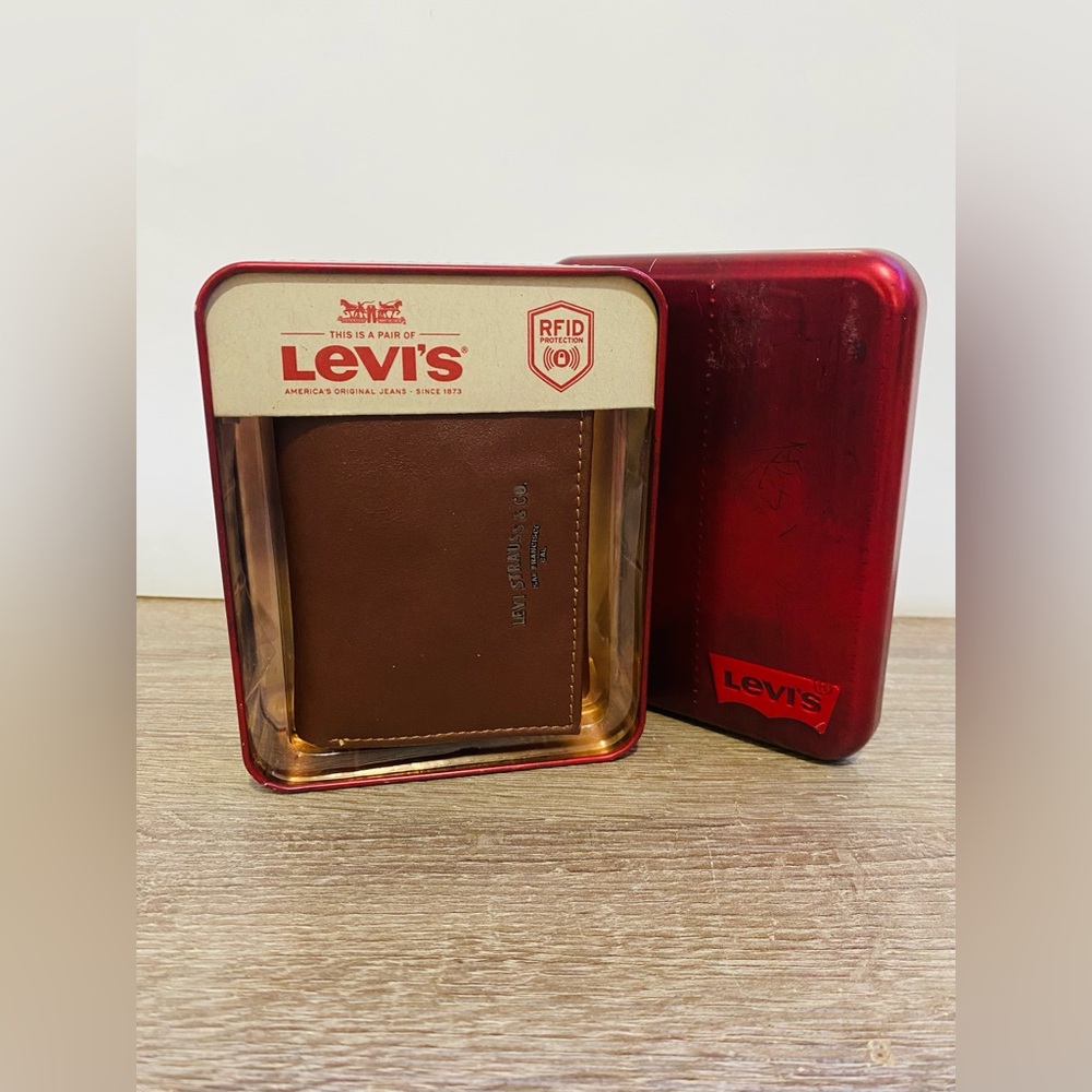 NWT Levi’s brown leather gold letter logo bi-fold wallet